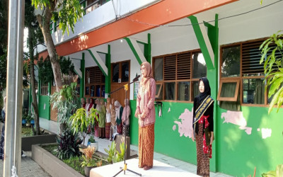 Semangat Kartini Hidup di SMP Negeri 5 Cimahi melalui Upacara dan Perayaan Budaya