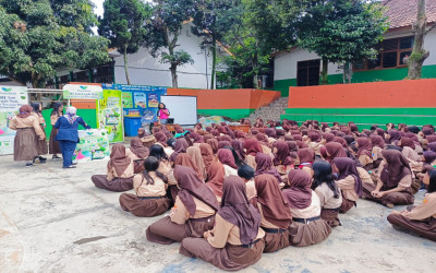 Kenali Tubuhmu, Sayangi Dirimu! Sosialisasi Kesehatan Remaja Putri Bersama Laurier di SMP Negeri 5 Cimahi
