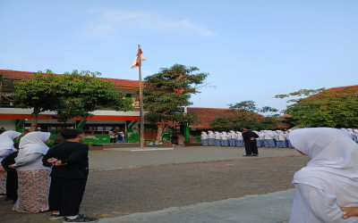 Apel Peringatan Hari Anak Nasional ke-42 di SMP Negeri 5 Cimahi: Sayangi Anak, Lindungi Anak, Bangun Masa Depan